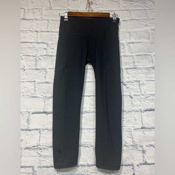 Victoria’s Secret black knockout capri workout yoga leggings. - Picture 2 of 5